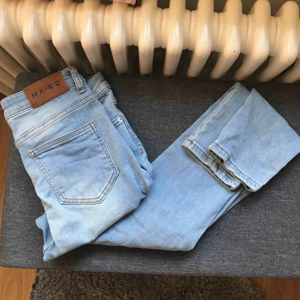 Ljusblå tjata jeans från NAKD med ett vagt streck i mitten av byxorna, storlek 38, använda 2-3 gånger . Jeans & Byxor.