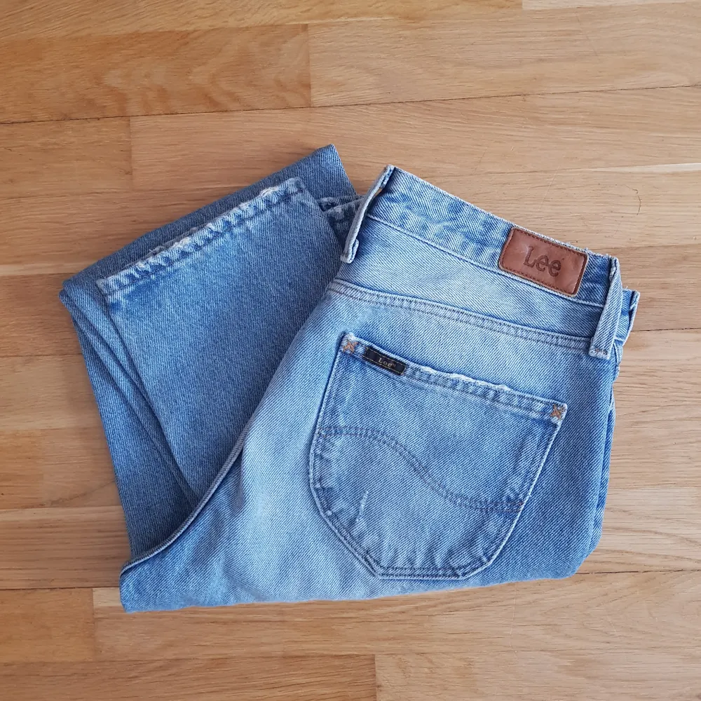 Säljer mina älskade Lee Mom Straight Jeans p.g.a. flyttrensning. 100% bomull, VÄRLDENS skönaste och fantastisk kvalité. Nypris: 899 kr.. Jeans & Byxor.