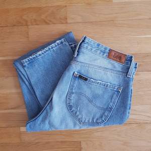 Säljer mina älskade Lee Mom Straight Jeans p.g.a. flyttrensning. 100% bomull, VÄRLDENS skönaste och fantastisk kvalité. Nypris: 899 kr.