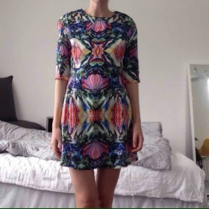  - Miniklänning i kalejdoskopiskt mönster från märket Sister Jane. Silkesmaterial. Bekväm och smickrande. Köpt på Asos, aldrig använd, lapp sitter kvar!  Kan mötas upp i tallkrogen lr centralt i sthlm!