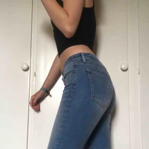  - Säljer mina Crocker-jeans då jag aldrig har använt dem! De har en låg midja, en liten slitning på ena knät och är en ljus tvätt. Kan mötas upp i Örebro eller så tillkommer en fraktkostnad på 39kr! Priset kan alltid diskuteras! :-)