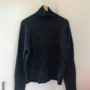  - Högkvalitativ stickad polo från DAY Birger et Mikkelsen. Nypris runt 1000 kr. Är mörkblå i färgen. Storlek S men väldigt stretchig så passar både XS såväl som M. Nyskick