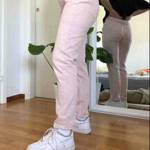  - Ljusrosa jeans med boyfriend fit, strl 28 men lite insydda i midjan. Köparen står för frakt🥰
