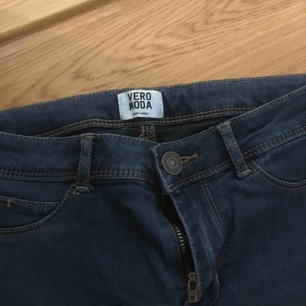 Ett par snygga och bekväma stretchjeans från Vero Moda. Använda ca 3-4 gånger, säljer pgr av att de inte kommer till användning av mig. Hör av er för intresse, detaljer eller fler bilder. ☺️. Jeans & Byxor.