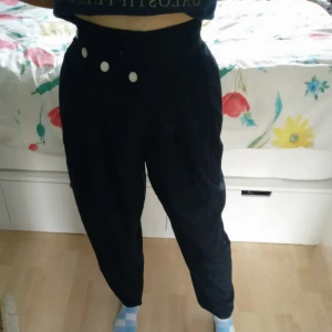  - Vintage byxor köpta på second hand. Felfria och jättevackra i en väldigt mörk blå färg (nästan svart). Strl 40 men tycker de verkar som en 38:a /M