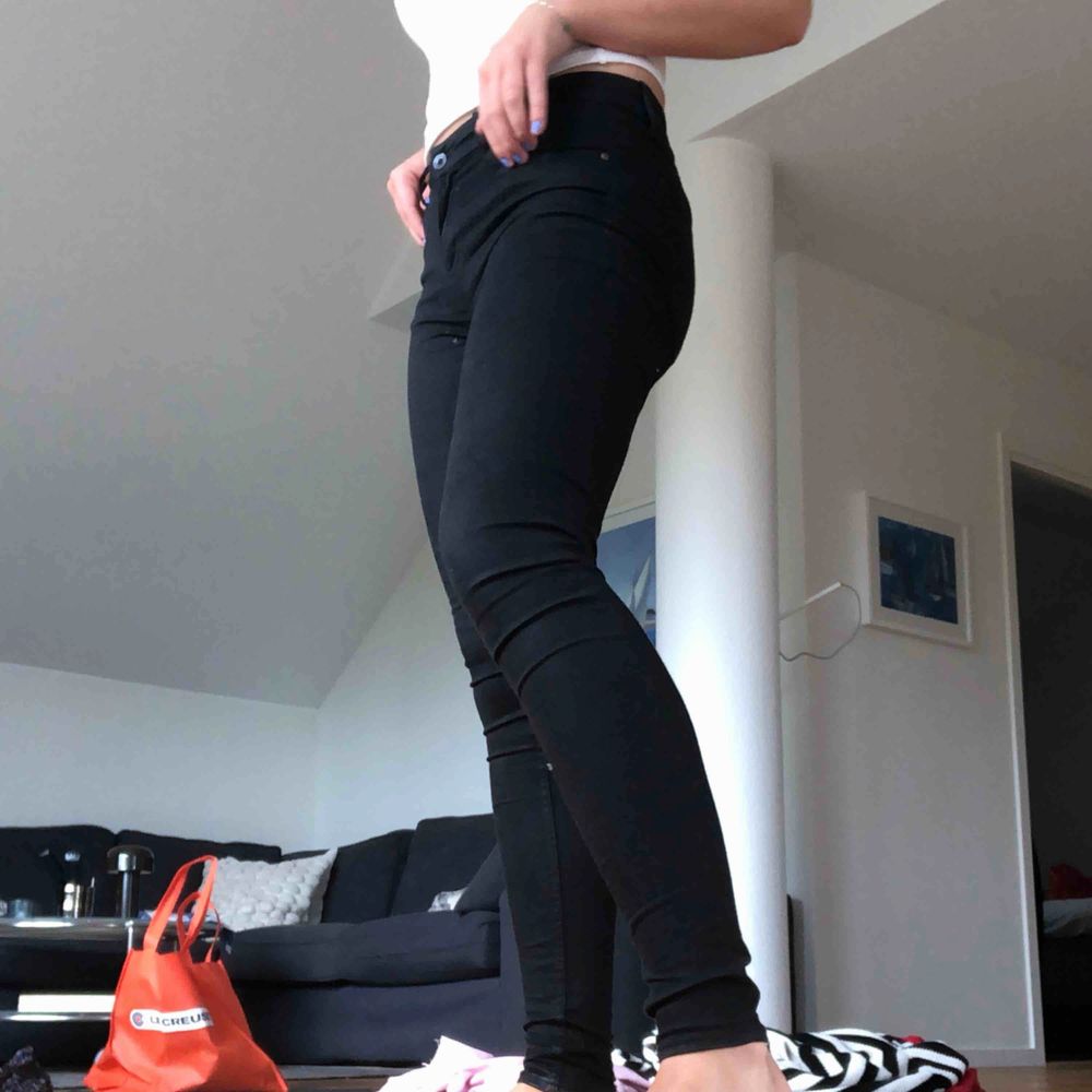 Ett par lågmidjade, svarta, tajta jeans från tigerofsweden. Köpta för 1200kr, och är knappt använda. De har lagom stretch i sig. Jag är 172 cm och de sitter perfekt! Modell:slight. Jeans & Byxor.