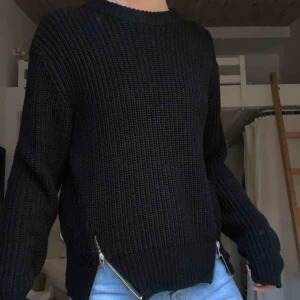  - Snygg svart stickad tröja med justerbara dragkedjor! Är i XS men funkar som S också. Jag står för frakt!