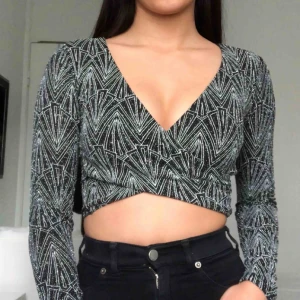  - Snygg festtop som är oanvänd!