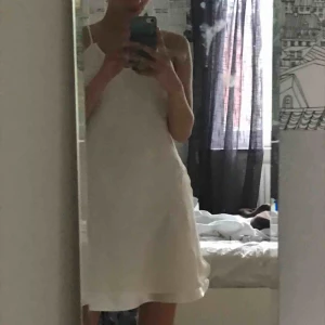  - världens finaste klänning köpt här på plick. fint skic, säljs pågrund av att jag helt enkelt inte är en klänningmänniska. assnygg att matcha med docs! priset inkluderar frakt 