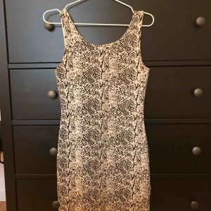  - Klänning från H&M som endast är använd ett par gånger. Storlek 38 men sitter tajt så mer som 36 skulle jag säga.