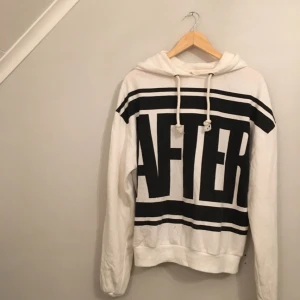  - Hoodie köpt på BikBok märket RedBird, har insidan klädd med en sametslen fodring. Underbart skön att ha på sig, särskilt till kommande höst och vinter! Bara använd 1 gång så näst intill ny. 
Köparen står för frakten 🌸