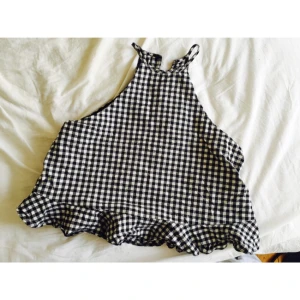  - Topp från zara storlek m. Svart/vit rutig. Använd ett par fåtal gånger,fint skick. Fraktas eller möts i Stockholm.