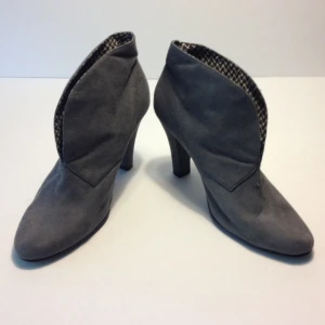  - Snygga boots i grått konstskinn. HELT NYA!   Finns för hämtning i centrala Stockholm eller skickas spårbart via post för 69:-  