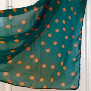  - Tunn prickig chiffong-scarf, perfekt för sommaren. Nyskick. FRI FRAKT!