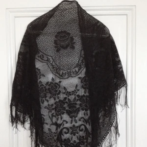  - Tunn svart scarf med fransar och fina virkade detaljer.  FRI FRAKT! 