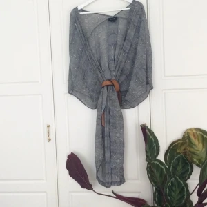  - Semi- transperant sensuell kaftan från Monki. Använd 2ggr. Passar till allt. Kan bäras av strl XS-L beroende på hur man vill att den ska sitta. 
Funkar även som klänning.

Skärp ingår ej. 