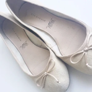  - Ballerinaskor i beige färg