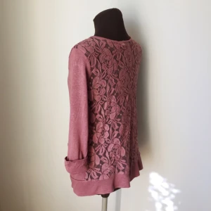 - Kofta med rygg helt i spets, och tre kvarts-ärmar. Köpt på Urban Outfitters för länge länge sedan, men jag har knappt använt den sedan dess. Sval och skön!