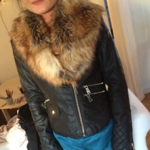  - Helt oanvänd skinnjacka med fuskpäls som går att ta bort 