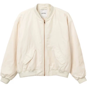  - Snygg cremevit jacka från Monki! Aldrig använd med lappen kvar :) på mina bilder ser den rosa ut men det beror på min glödlampa, den är cremevit :) med roséfärgad kedja :) supersuperfin!!!💕💕💕💕

Eventuell frakt betalas av köparen😙