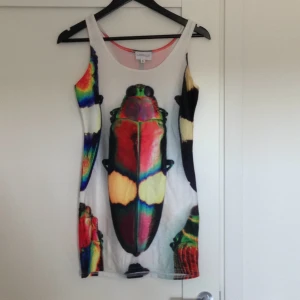  - Unik klänning från Lovalot! Stretchigt tyg, ser likadan ut från baksidan :) 