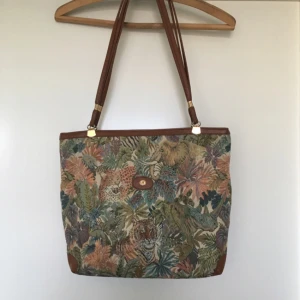  - Snygg retro vintage väska med fint motiv! Inte riktigt läder👍🏼 såså fin!!! Perfekt axelväska❣❣

Eventuell frakt betalas av köparen😙😙