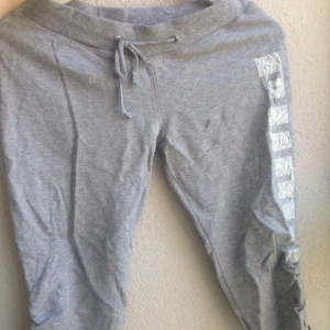  - Supersköna mjukis-kortbyxor från Puma. Väl använda med full rätt! Perfekta att chilla på landet i till sommaren. En liten grön fläck på framsidan efter att ha målat hus i dem. 