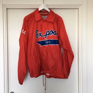  - Snygg coachjacka! Vintage! En riktig pärla!!✨👏🏼 lite skadat i fodret, men inget som syns väl på eller som stör :)💕