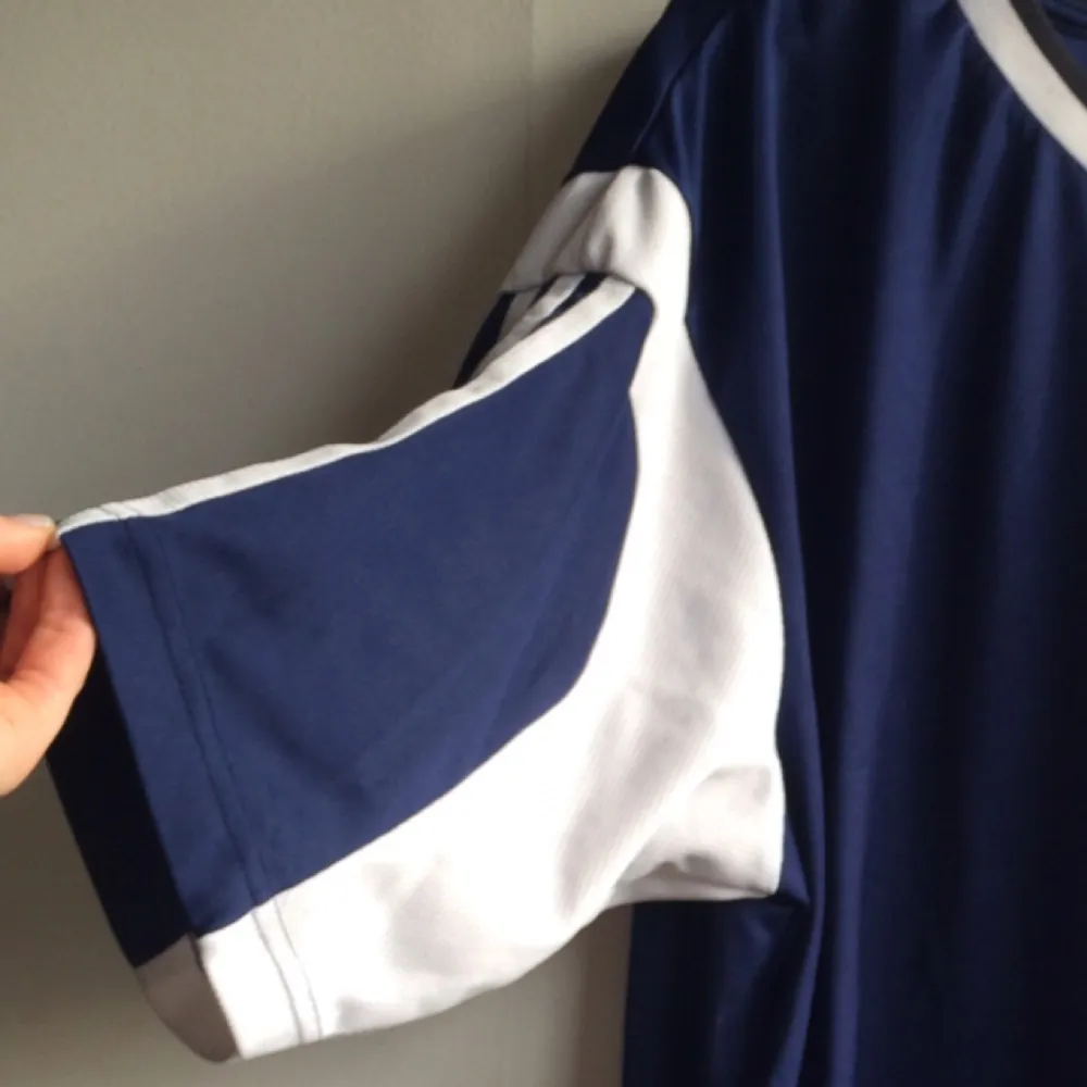 finemang adidaströja i oversize! riktigt härligt material i marinblått. . T-shirts.