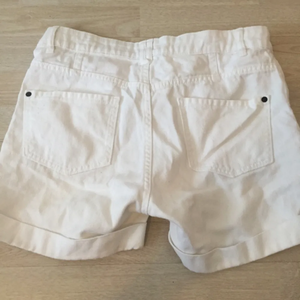 Vita jeans shorts i storlek 36. Sparsamt använda. Shorts.