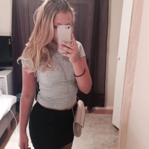  - Tight t-shirt från bik bok. Köpt ett år sen! Fin på och ser ut som ny😊 Edit: ingen fläck på tröjan utan det är smuts på spegeln haha😅