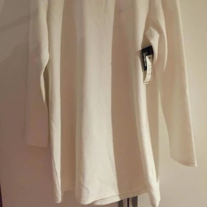  - Vit kortare klänning från Nelly. Aldrig använd med lappen kvar! Köparen står för frakten.