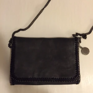  - Stella McCartney inspirerad axelväska. Super fin och fräsch. Köpt utomlands och har används ett fåtal gånger. (Den är inte äkta)