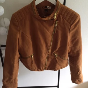  - Säljer en ljusbrun mockajacka i väldigt gott skick. Inköpt på H&M.