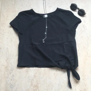  - Super snygg mörkgrå tisha🌟