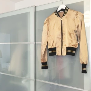  - Underbar guld bomberjacka!
Storlek S, ganska tunn perfekt till vår/sommar.

Avhämtning vid ( Rågsved eller Högdalen) eller frakt på 21kr

💕💕