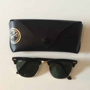  - Svarta "Clubmaster Classic", Ray Ban. 