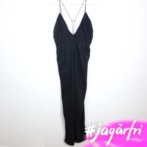  - Superfin byxdress! 
Köpt här plick men säljer nu vidare den! (Har lånat bilderna) 
Helt oanvänd med prislapp kvar. 
Märkt S, men är liten i storleken. 
Nypris 990kr 