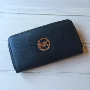  - Michael Kors plånbok med gulddetaljer (Oäkta). Frakt tillkommer. Kan även mötas upp i Kalmar! 