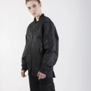  - DRKN Bomber

Svart bomber från DRKN i storlek M. Använd ett fåtal gånger så är i nyskick. 
Utmärkt jacka med många praktiska funktioner. Perfekt för Sveriges oförutsägbara månader vi har framför oss.
För fler bilder: http://www.drkn.com/product/all/jackets/drkn-bomber/