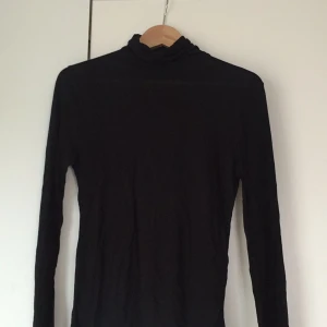  - Polotröja i mjukt luftigt material från monki. Märkt med storlek L men sitter fint på mig som är S