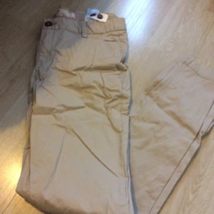  - Beiga chinos i storlek 36. endast använda en gång. 