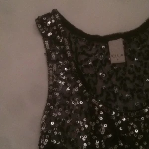  - Linne som passar perfekt till nyår eller till fest där du vill ha lite glamour, perfekt till svarta jeans och går utmärkt med färggladare detalj, passar till precis alla färger så var inte rädd att ha en färggladare jacka eller väska etc, är i perfekt skick, har du en mindre storlek än M går den också att använda som ett lite längre linne! 