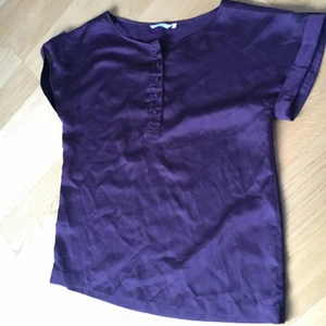  - Mörklila typ siden tröja 