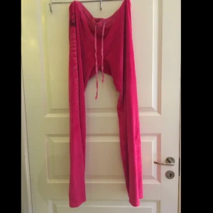  - Byxor ifrån juicy couture i storlek XL men mer som L/M.