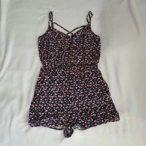  - byxdress svart med blommor. i storlek 38 men är mer som en 34/36. 
knappt använd pga fel storlek

kan mötas upp i Stockholm annars betalar köparen för frakten 