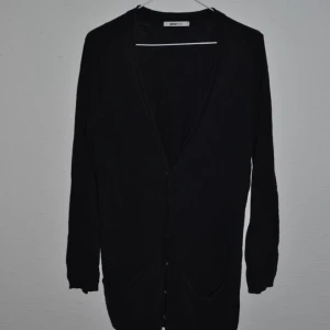  - Svart cardigan från fina tricot