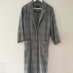  - Svart/vit rutig kappa från Monki i storlek S! I jätte fint skick, använd 2 ggr🙌🏼✌🏼️😀💕✨✨✨

Eventuell frakt betalas av köparen😙