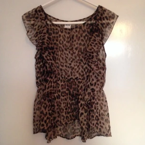  - Sparsamt använd leopard färgad tunika. Transparent med lite volang ärmar. Kan skickas mot fraktkostnad. 