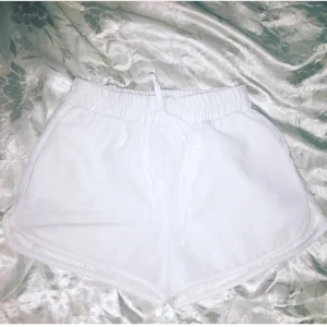  - Vita shorts i fint material. Från new yorker. Helt oanvänd. 70 med frakt 